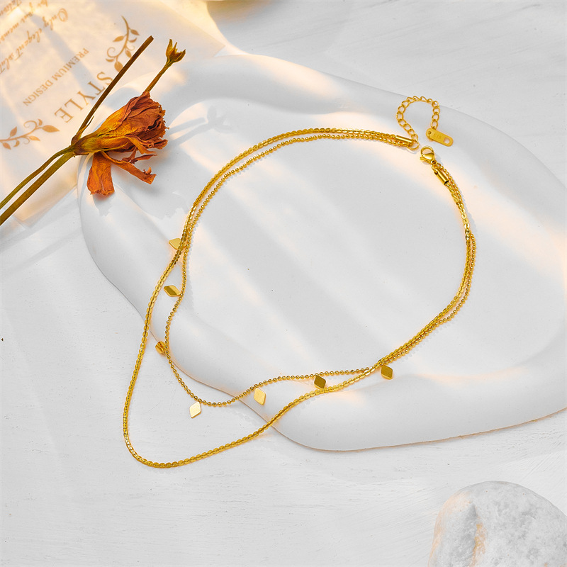 A cold and luxurious diamond-shaped sequined titanium steel double-layered design accessory necklace with a high-end European and American fashion sense Specification drawing