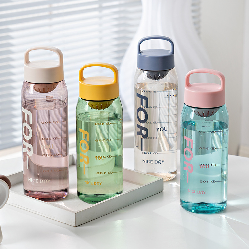 Summer outdoor sports plastic water cups, flower tea cups, simple and durable, sealed and portable student water bottles, tea water separators Application Scenario