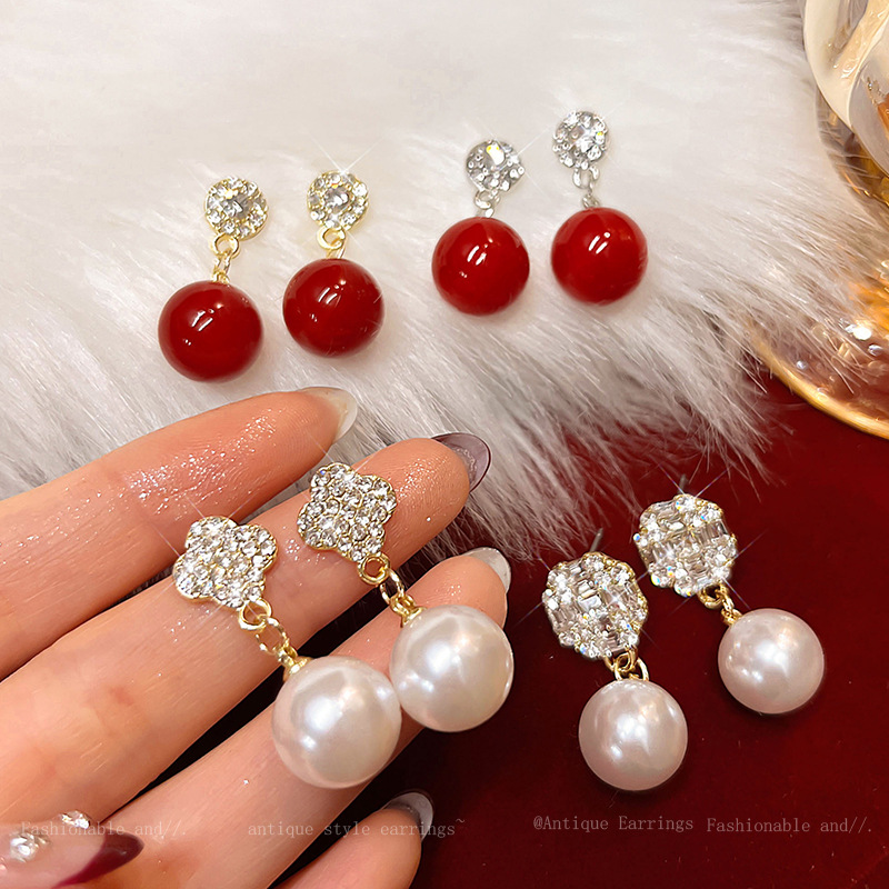 French retro pearl stud earrings for women, 2024 new autumn and winter, high-end style, niche design, light luxury New Year earrings full figure