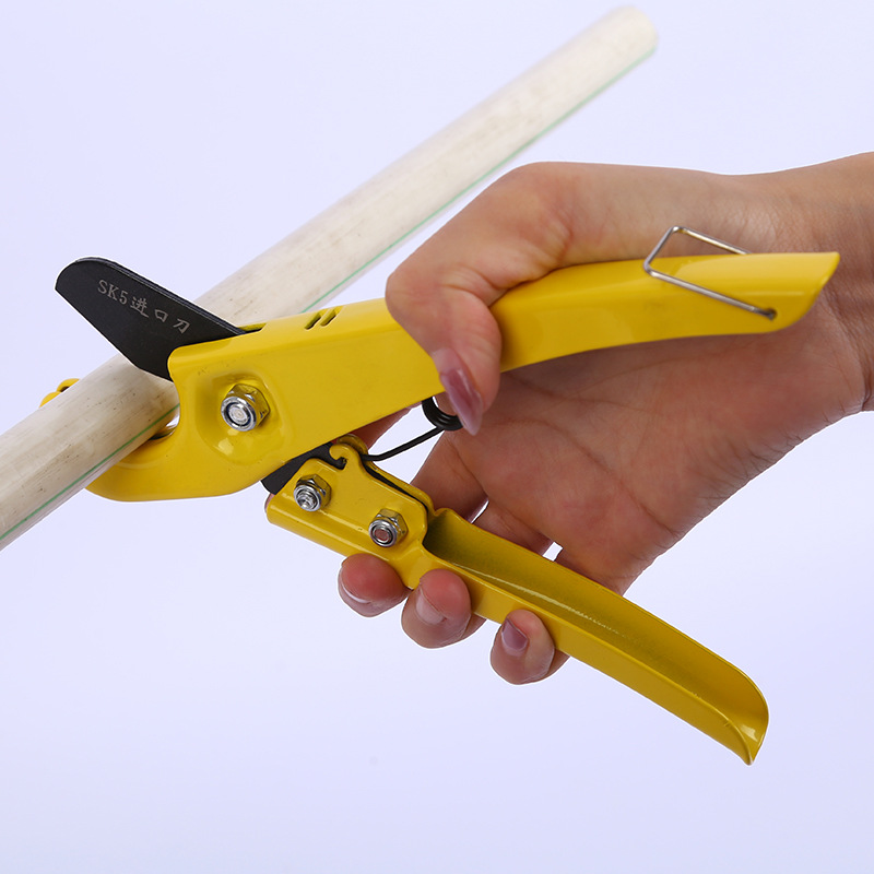 Manufacturer wholesale cutting knives, PVC pipe cutting knives, PPR water pipe cutting tools, labor-saving and fast water pipe cutting portable tools Application Scenario