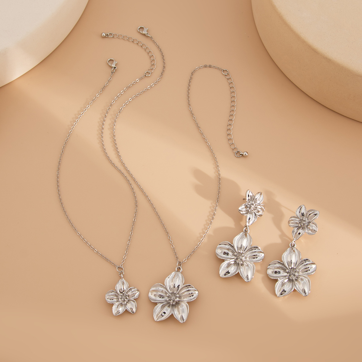 European and American cross-border jewelry, metal cold style pleated flower ins pendant necklace, French double-layer retro collarbone chain Application Scenario