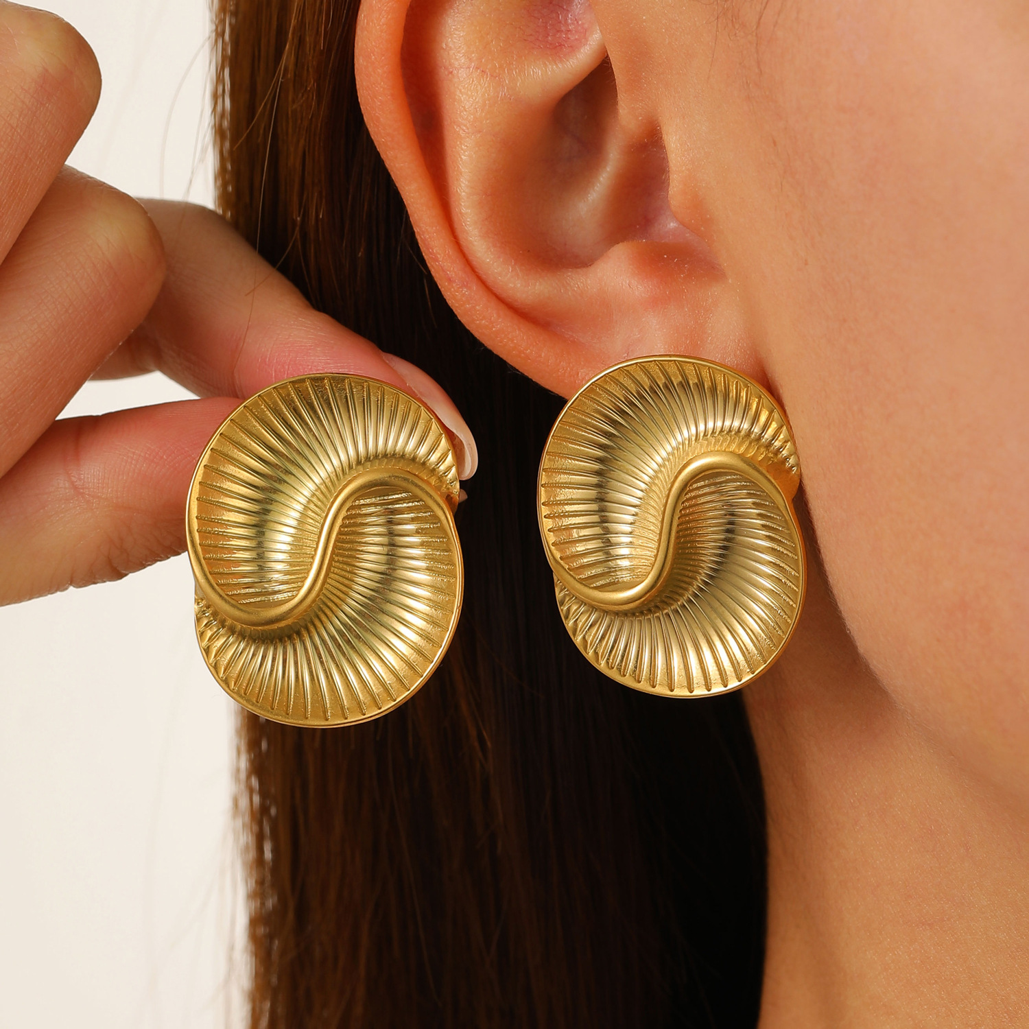 Ins-style European and American stainless steel 18k gold water drop texture spiral earrings, the same style as the Internet celebrity exaggerated vortex stud earrings for women full figure