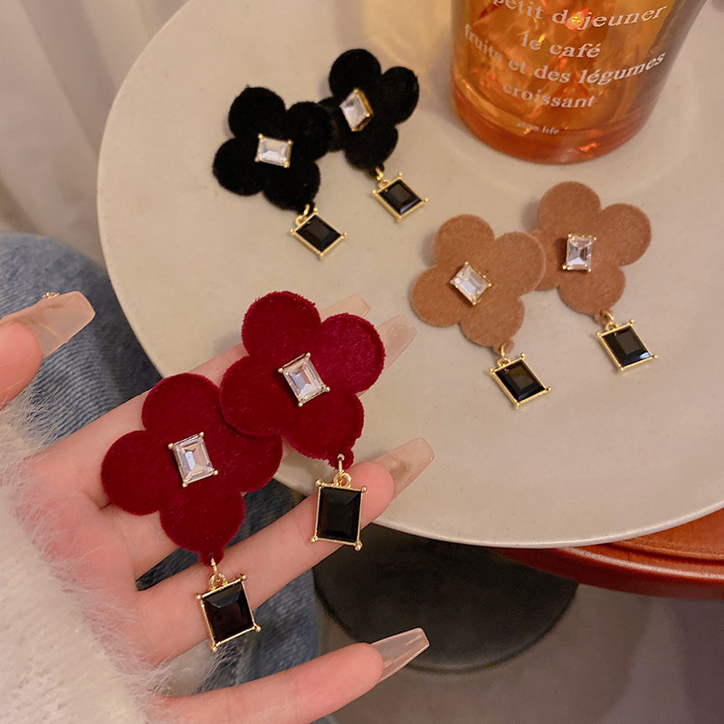 Autumn and winter velvet flower earrings for women, new 2024 style, versatile, high-end, elegant, retro zircon tassel earrings full figure