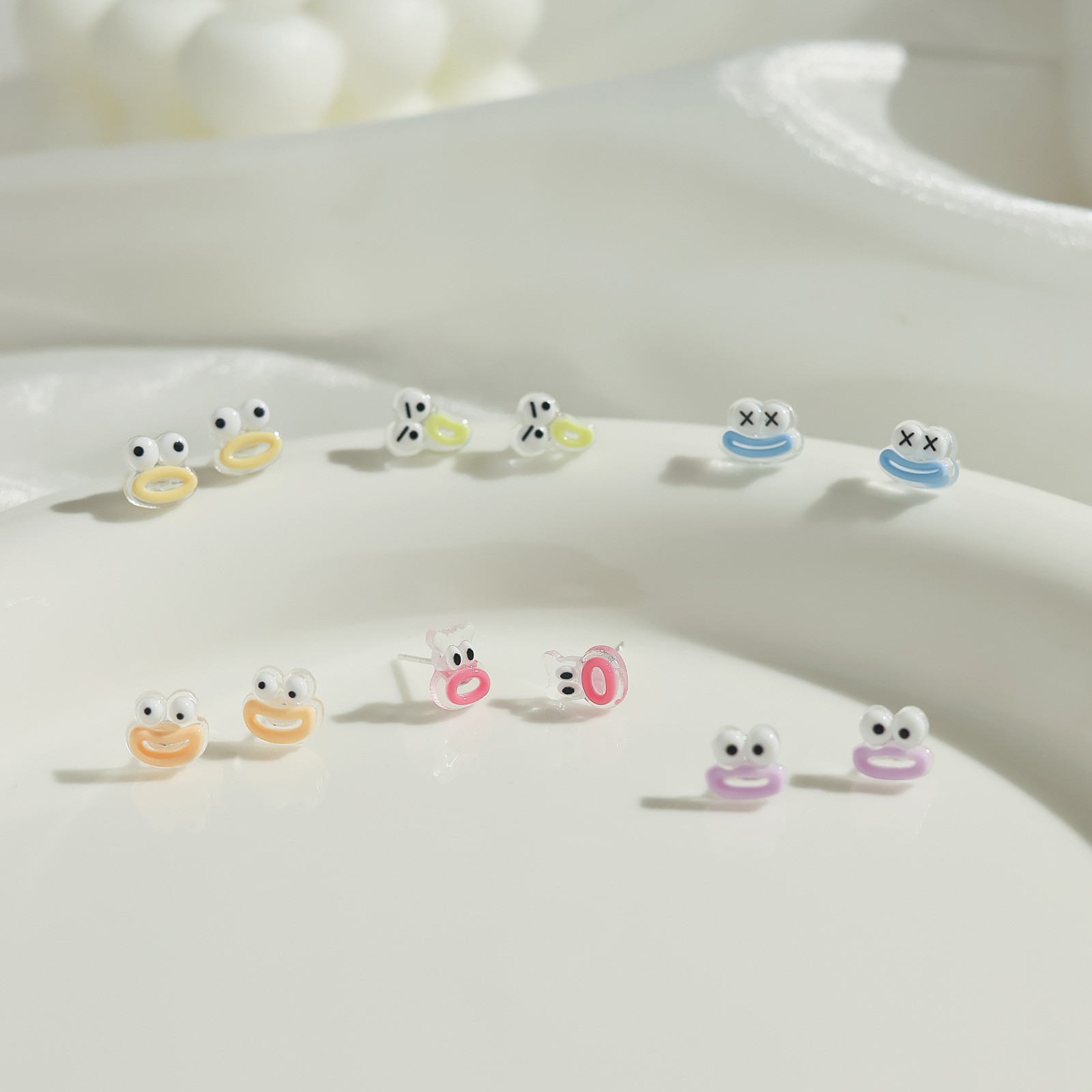 The funny expression resin stud set for girls is cute, sweet and versatile. Dopamine earrings are selling well at a street stall. Wholesale of earrings Application Scenario