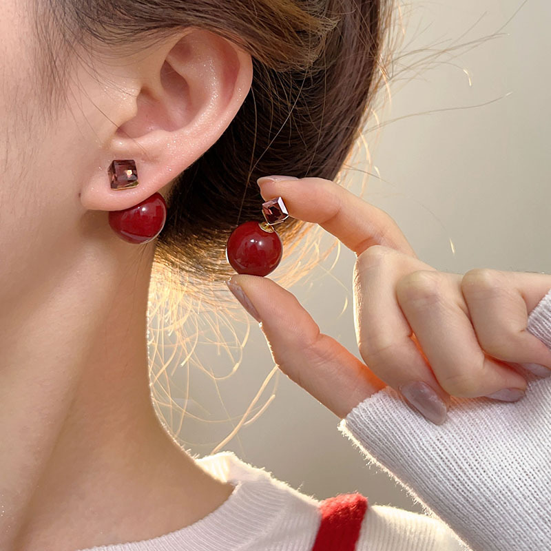 The autumn and winter red heart-shaped elegant earrings exude a sense of sophistication for women. The simple and niche stud earrings are the new 2024 bestsellers and Internet celebrities Specification drawing