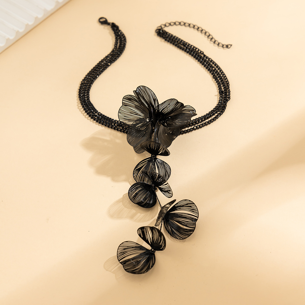 European and American cross-border jewelry, sweet and cool design, pull-out ginkgo leaf choker, a niche and versatile tassel flower necklace Application Scenario