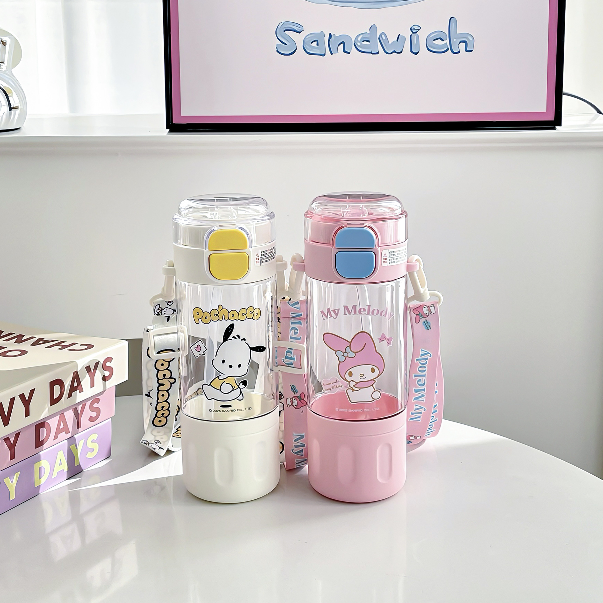 Sanrio Family series double-drinking plastic cups are convenient to carry. The silicone spout double-drinking design comes with a cup rope details Picture