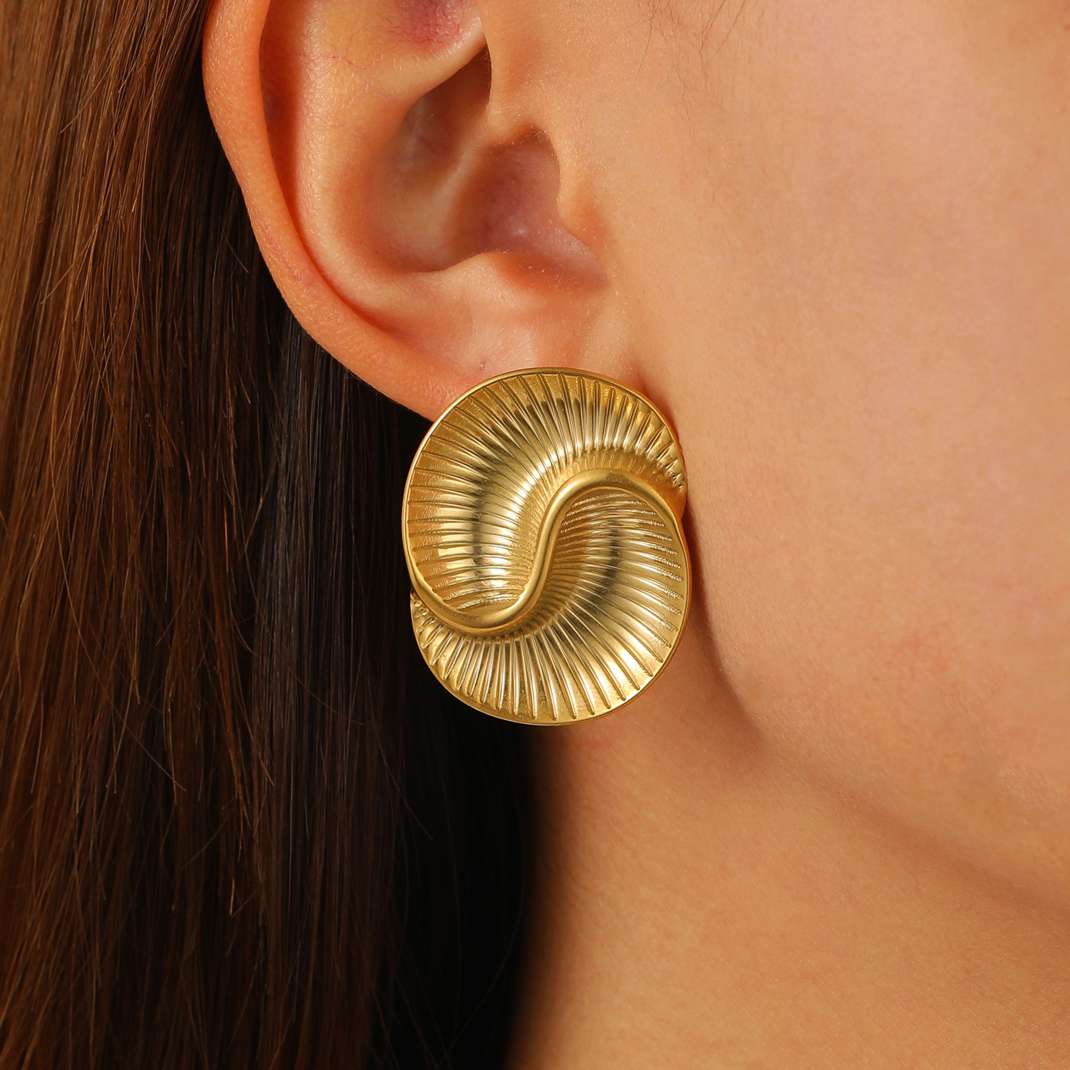 Ins-style European and American stainless steel 18k gold water drop texture spiral earrings, the same style as the Internet celebrity exaggerated vortex stud earrings for women Specification drawing