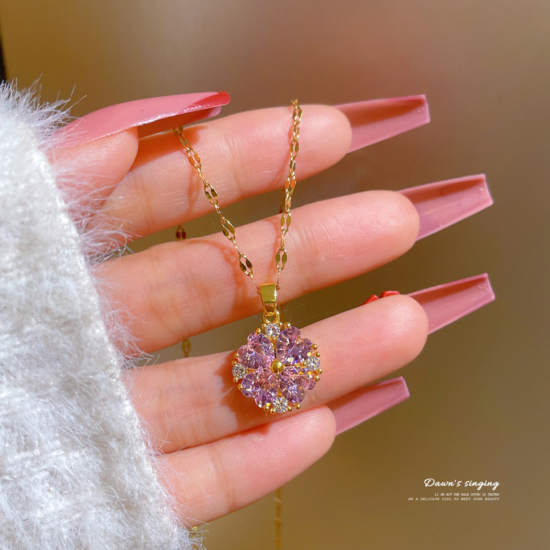 【 Titanium Steel 】 Auspicious grass pink diamond elegant micro-inlaid diamond necklace, women's delicate style, Instagram Internet celebrity collarbone chain accessory full figure
