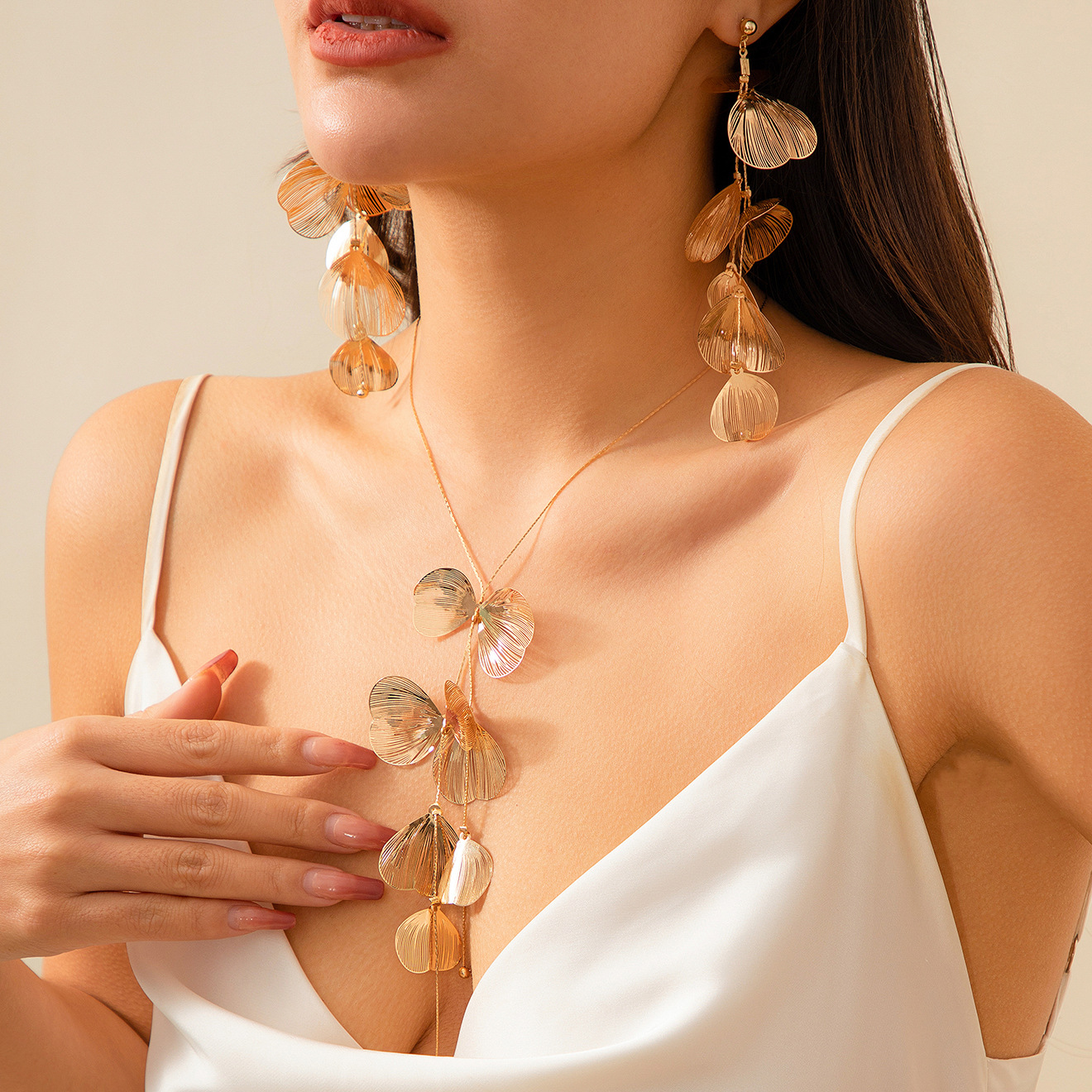 European and American cross-border jewelry, sweet and cool design, pull-out ginkgo leaf choker, a niche and versatile tassel flower necklace details Picture