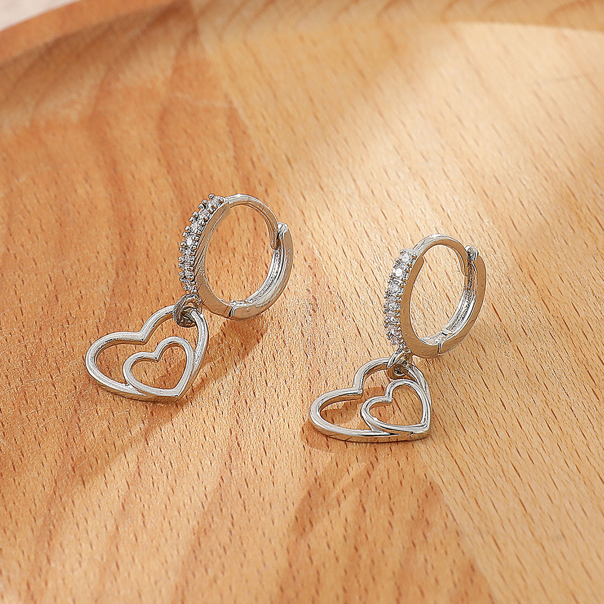 Ins-style Japanese and Korean simple copper-set zircon heart earrings, high-end hollowed-out double heart earrings, trendy autumn and winter new style Application Scenario