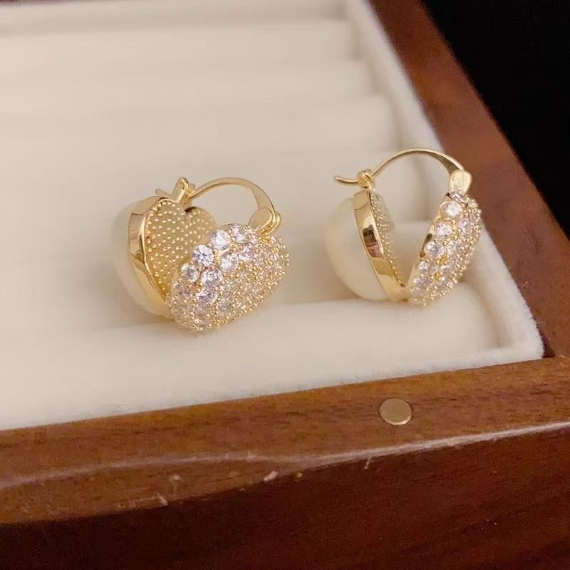 Light luxury design sense double-sided heart-shaped ear buckles, fashionable and elegant, pearl ear studs, simple and versatile earrings wholesale Application Scenario