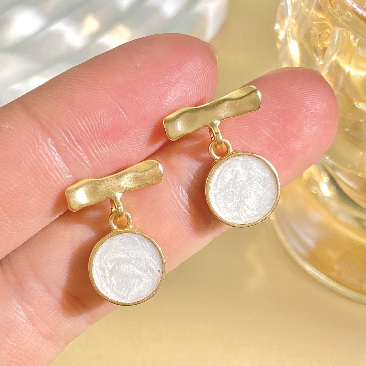 French light luxury matte geometric earrings, women's ins style, European and American oil-dripping round stud earrings, cross-border bow earrings Specification drawing