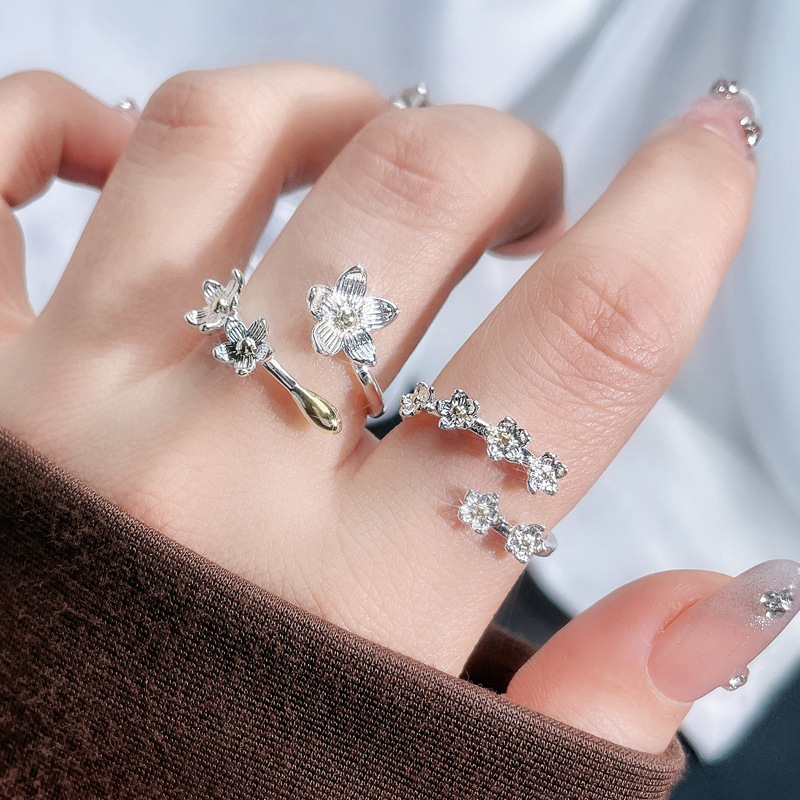 A cold and individualistic floral color-blocking open ring for women on Instagram, with a fashionable and niche design sense, is versatile and elegant. It's a trendy ring details Picture