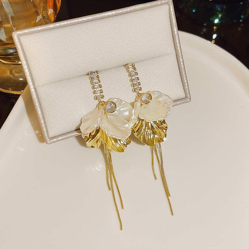 The elegant and light luxury petal tassel earrings, the same retro style as the Internet celebrity earrings, and the silver needle high-end earrings for women wholesale details Picture