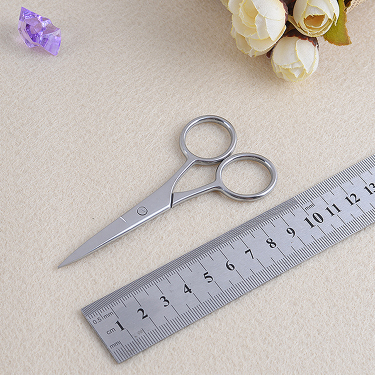 Pointed-mouthed, straight-headed men's beard scissors, beauty scissors, round-headed beard scissors, makeup tools Application Scenario