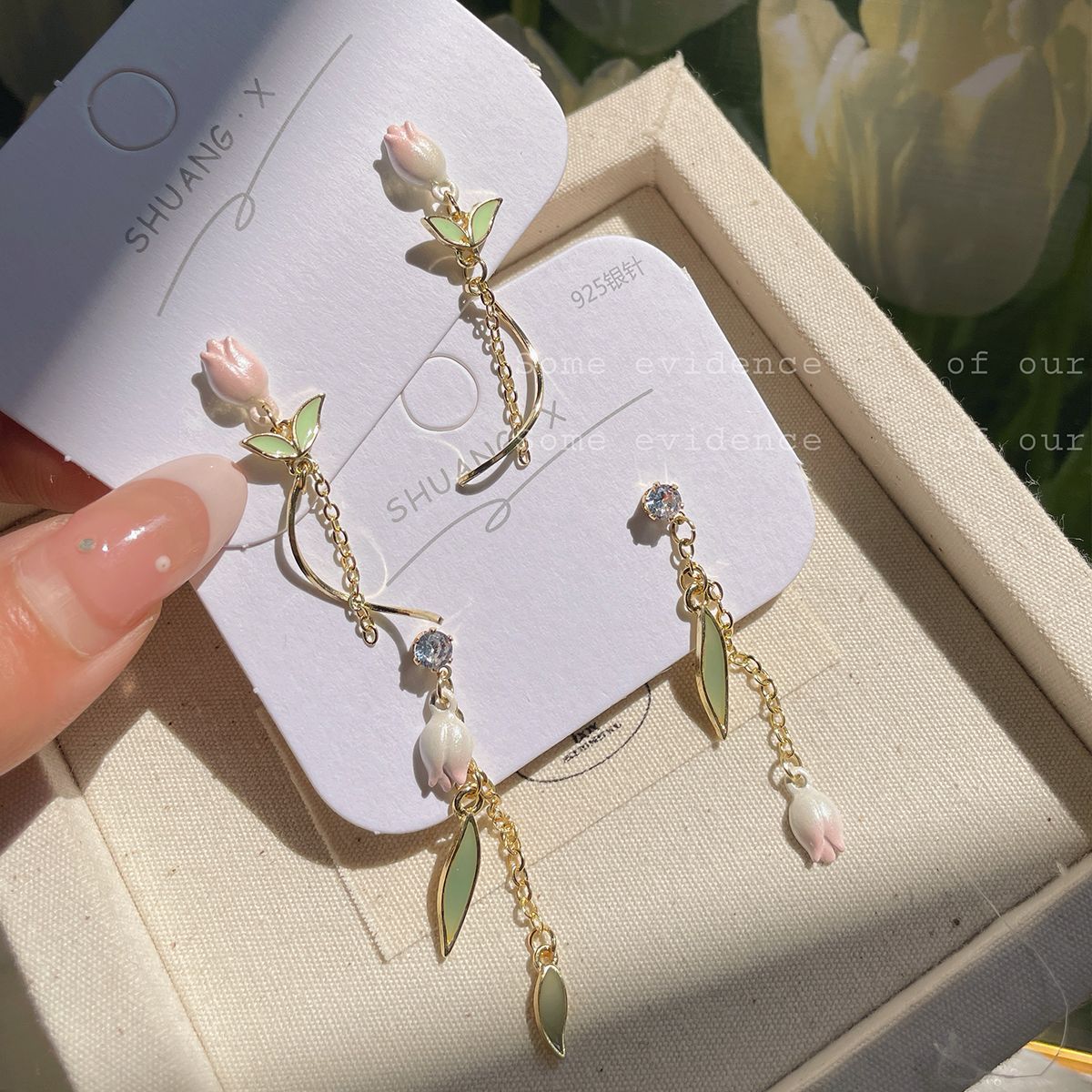 Summer sweet and exquisite tulip tassel earrings, women's silver needle, niche design, ethereal and gentle floral earrings Application Scenario