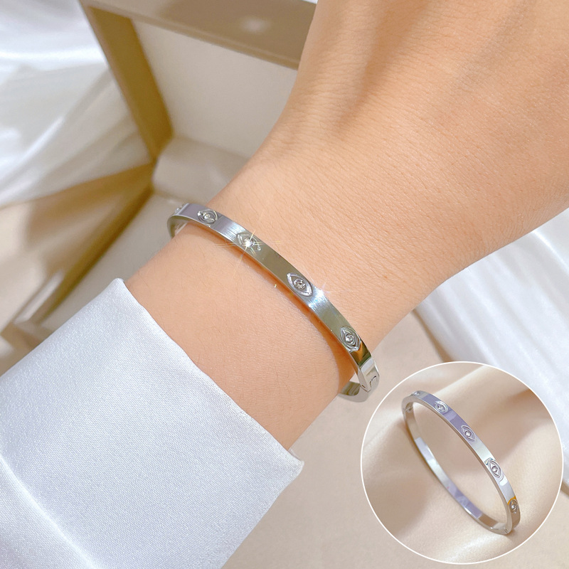 【 All-titanium Steel 】 European and American horse eye zirconium minimalist style titanium steel bracelet, minimalist cross-border retro stainless steel jewelry Application Scenario