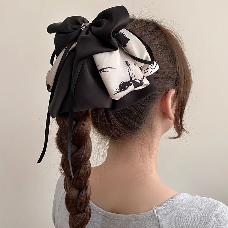 The trendy big bow ponytail clip exudes a high-end look. The ink-wash printed ribbon clip at the back of the head is a stylish hairpin Application Scenario