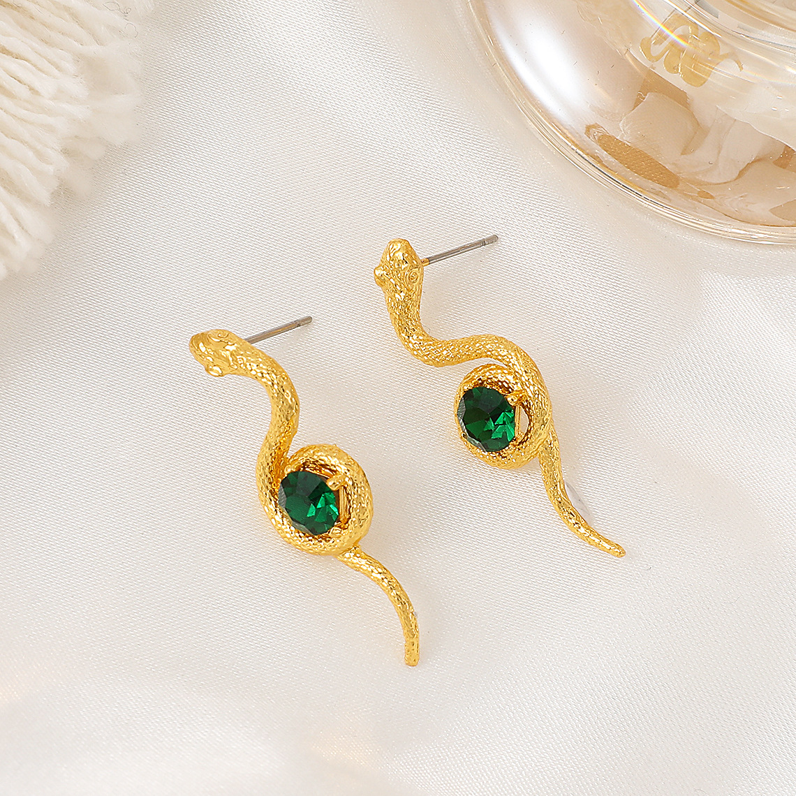 European and American style diamond-encrusted snake-shaped earrings for women, retro and fashionable. Emerald-encrusted small snake stud earrings, ins trend details Picture