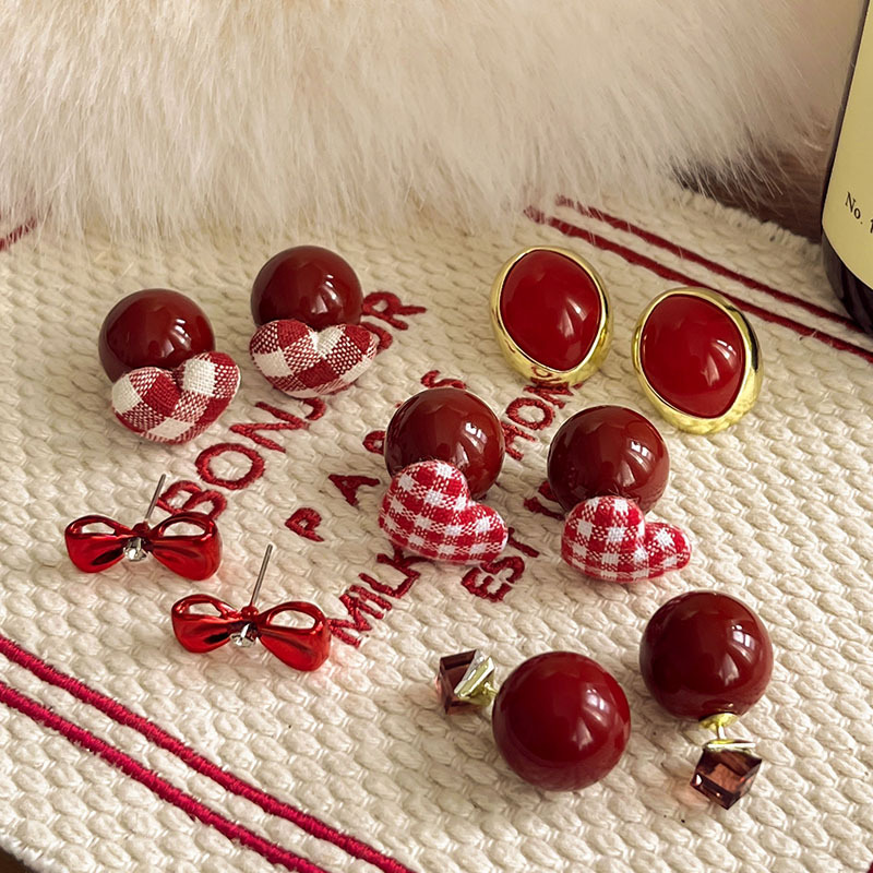 The autumn and winter red heart-shaped elegant earrings exude a sense of sophistication for women. The simple and niche stud earrings are the new 2024 bestsellers and Internet celebrities details Picture