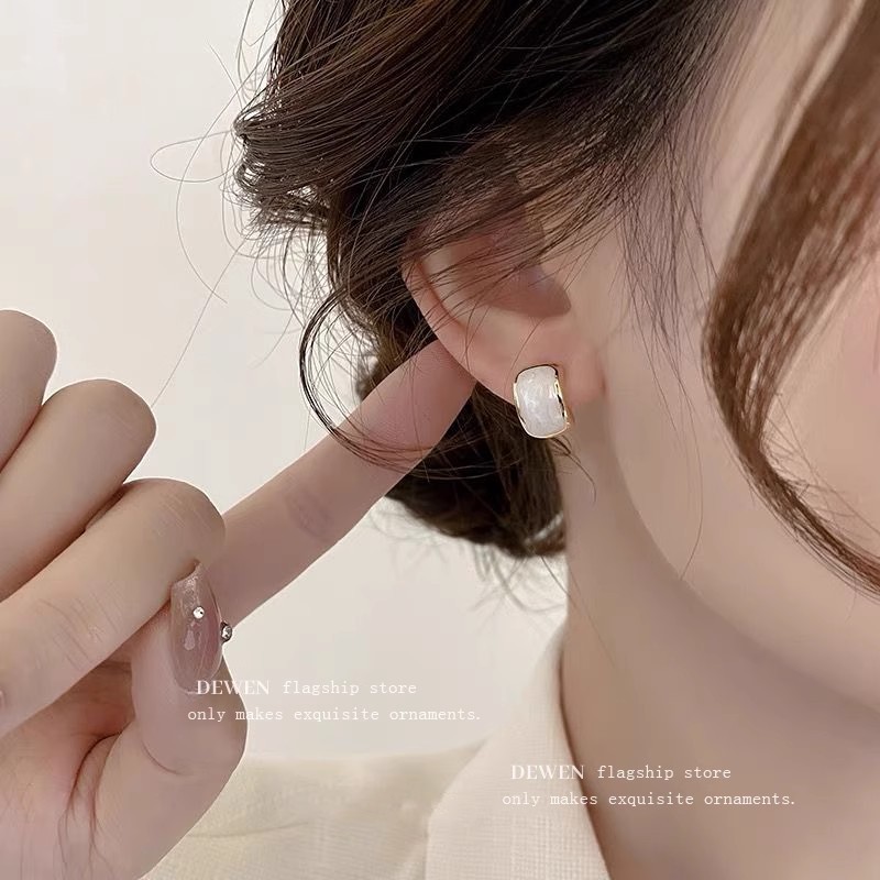 French cream-colored heart-shaped pearl earrings, a niche design for women, are a new bestseller in 2024, exuding an exquisite and elegant charm Specification drawing