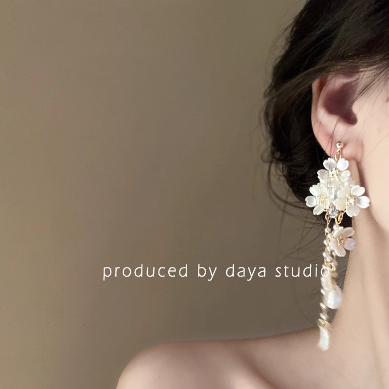Jasmine Waterfall, a super fairy-like French retro flower zircon tassel earring, exudes a light luxury and high-end sophistication with a unique design style Specification drawing
