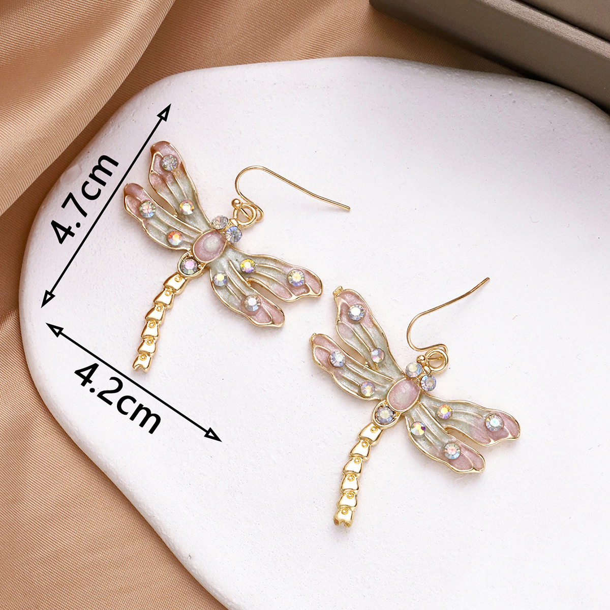 2025 New animal earrings, a niche dragonfly set with diamonds and gemstones, a fashionable and high-end women's golden pendant earrings Application Scenario