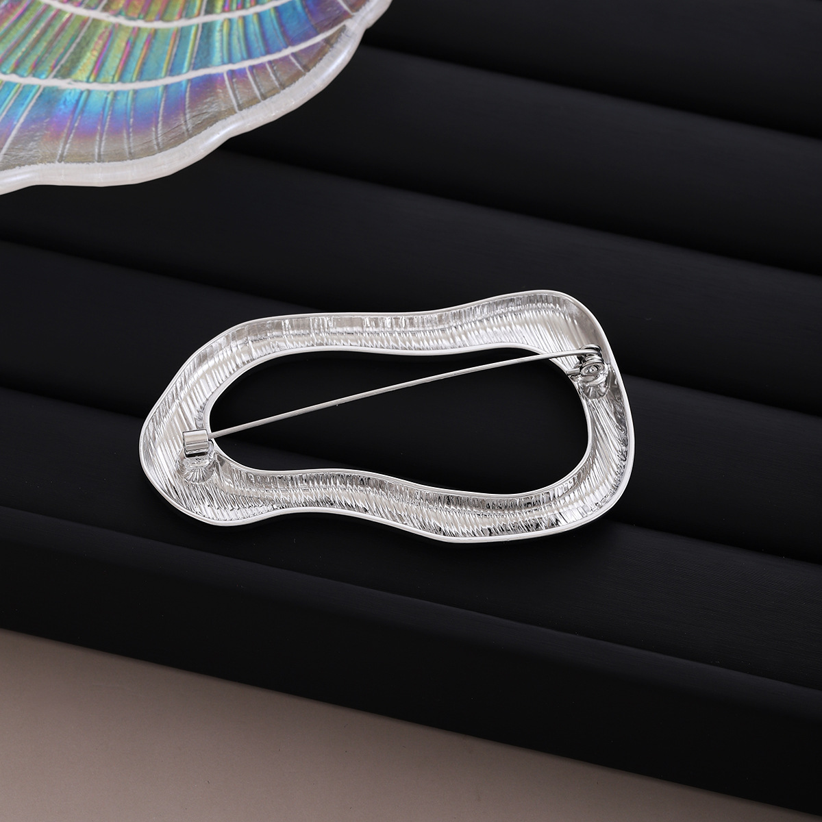 Cross-border European and American irregular oval exquisite smooth brooch, simple, light luxury and high-end fashionable brooch for women in autumn and winter details Picture