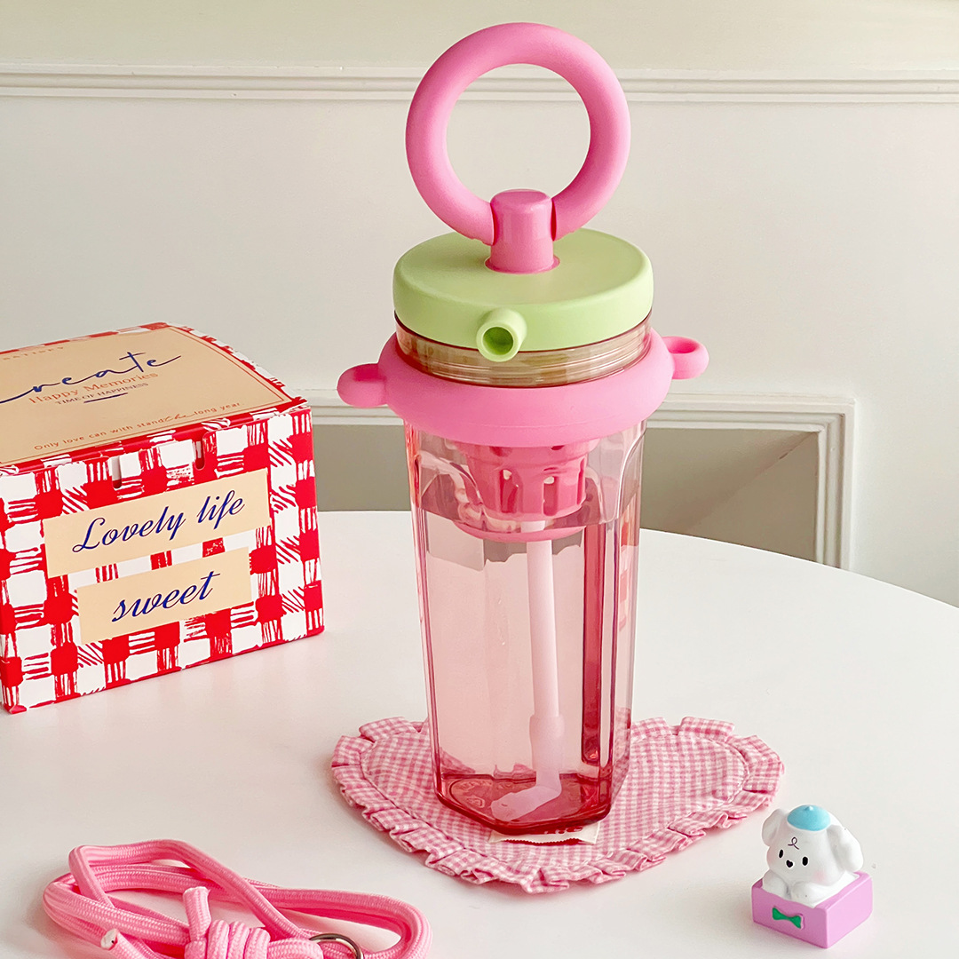 Summer girls' water cups are fashionable, fresh, and have a high level of appearance. They are simple and ins plastic cups. Students are portable and carry straw cups full figure