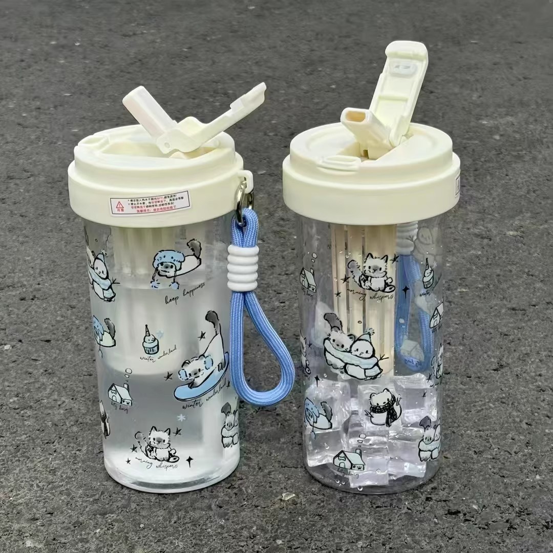 The new straw water cup has a high appearance level, is cute and portable for girls. It is a heat-resistant plastic cup with a tea-water separation function full figure