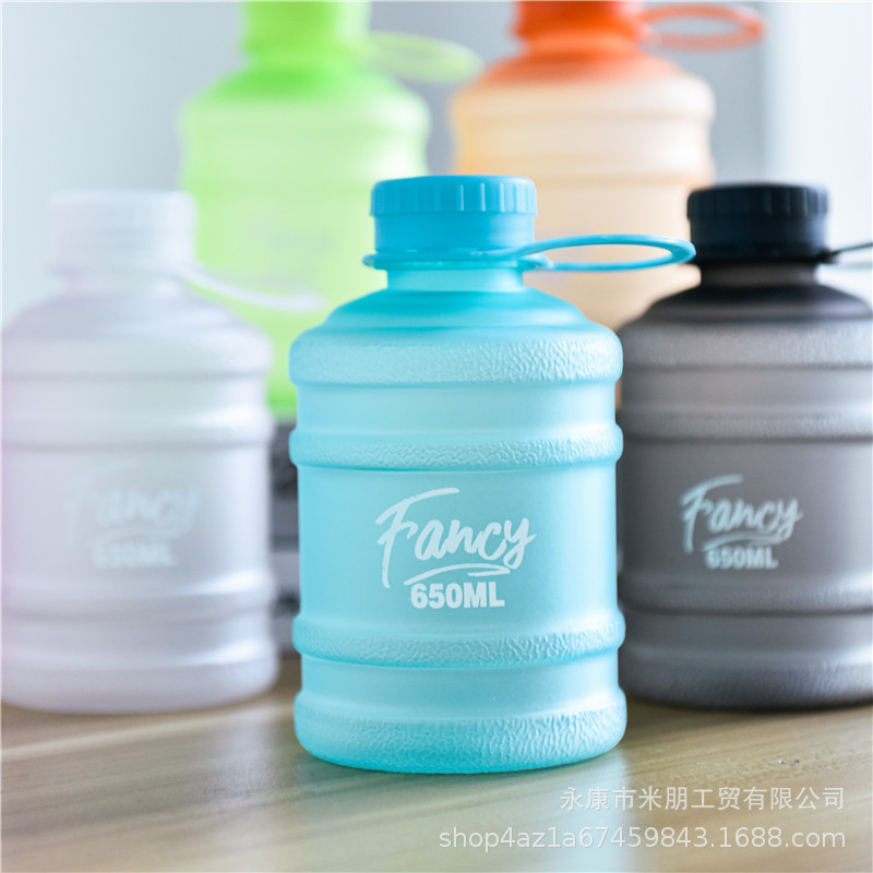 Portable cartoon plastic cup, popular fruit flower tea bucket cup, large-capacity milk tea kettle for children and girls, hand-held Application Scenario