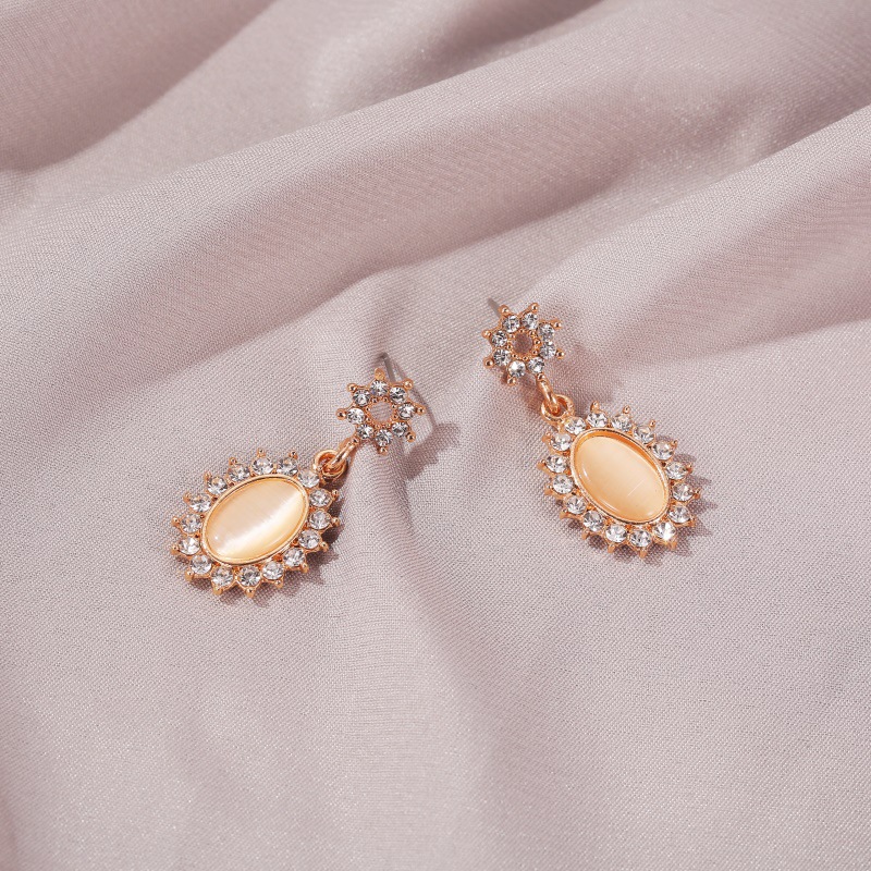Korean-style cat's eye sunflower earrings, French-style micro-inlaid zircon oval necklace, retro lady jewelry Application Scenario