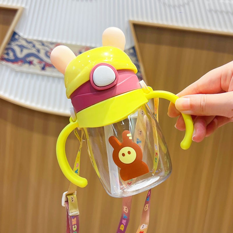 Children's straw water cup with handle, straw cup for babies over one year old, special for kindergartens, cute drinking cup Application Scenario