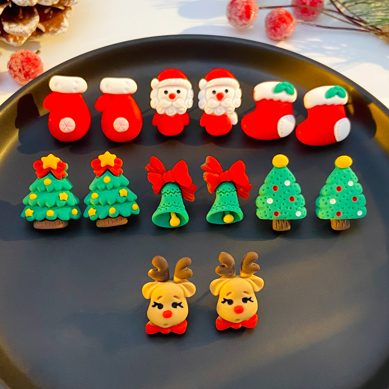 European and American cross-border Christmas stud earrings, resin cartoon Christmas tree, elderly bell gloves, boots, elk earrings, women Application Scenario