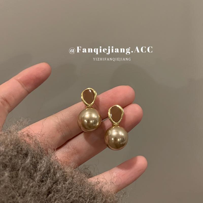 Caramel-colored retro teardrop pearl earrings, a light luxury and high-end, niche autumn and winter stud earrings for women, a new style of earrings for 2024 Application Scenario