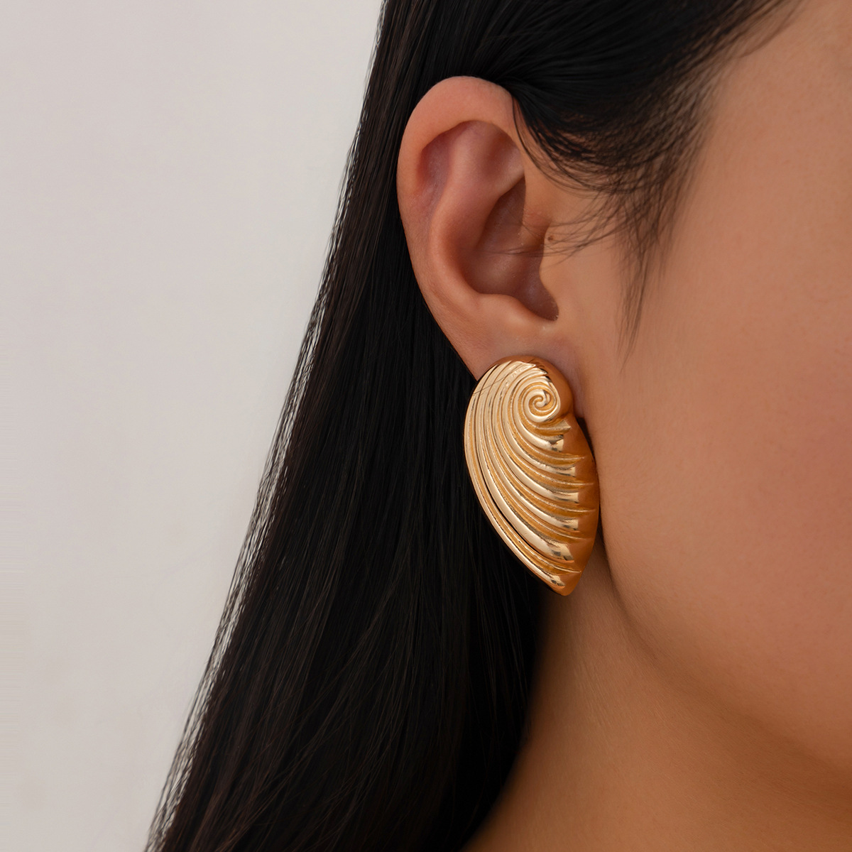 Retro geometry Earrings unique liquid style sunflower stud Earrings for women, European and American niche water drop earrings and accessories Specification drawing