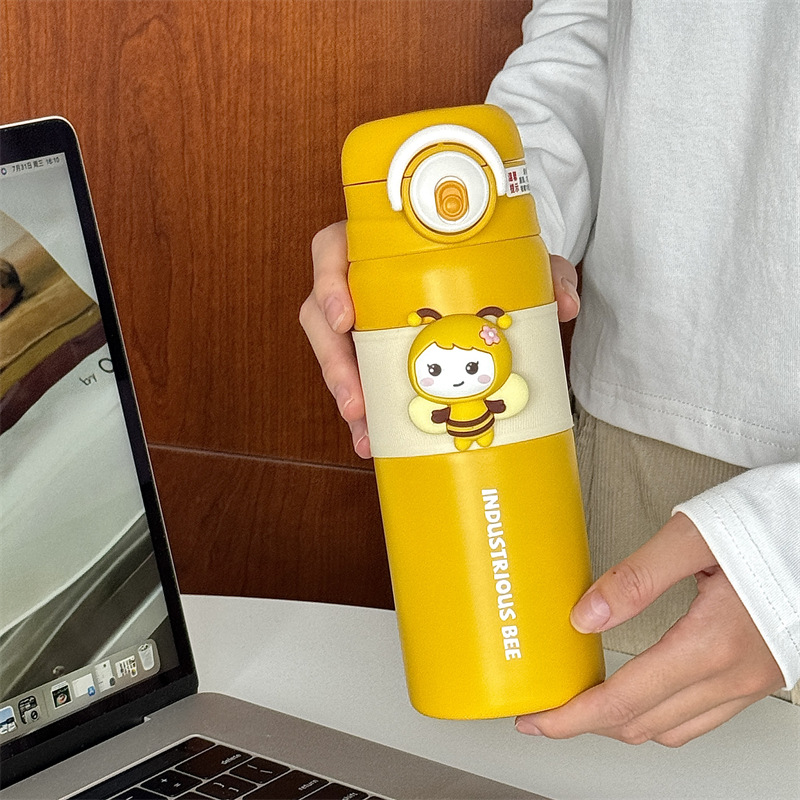 The Little Bee Bouncing Double-drinking insulated cup is a cartoon insulated water cup with high appearance standards for children aged 6 to 12, specially designed for school full figure