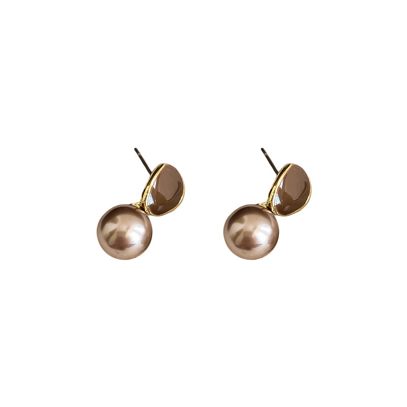 Caramel-colored retro teardrop pearl earrings, a light luxury and high-end, niche autumn and winter stud earrings for women, a new style of earrings for 2024 Item Picture