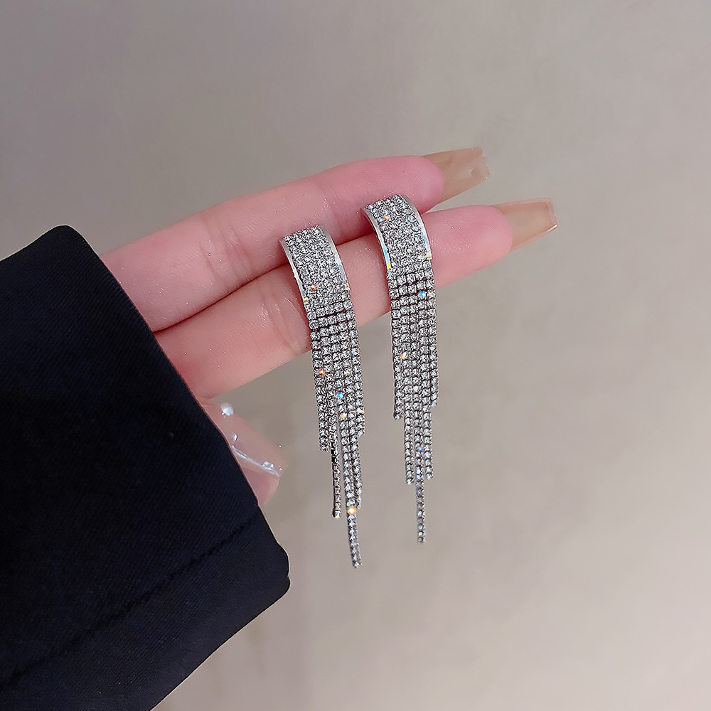 The design sense full diamond tassel earrings, a new trendy ear accessory for women in 2025, exude a gentle and elegant, high-end and light luxury charm Application Scenario