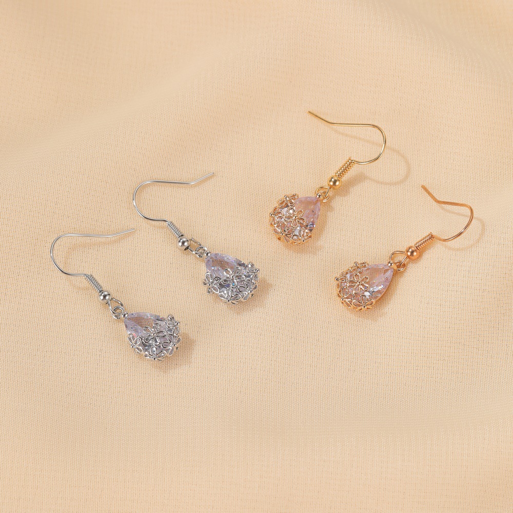 European and American InS-style zircon water drop earrings, a creative design with a unique female personality and temperament, and hollowed-out flower earrings, are popular earrings Application Scenario