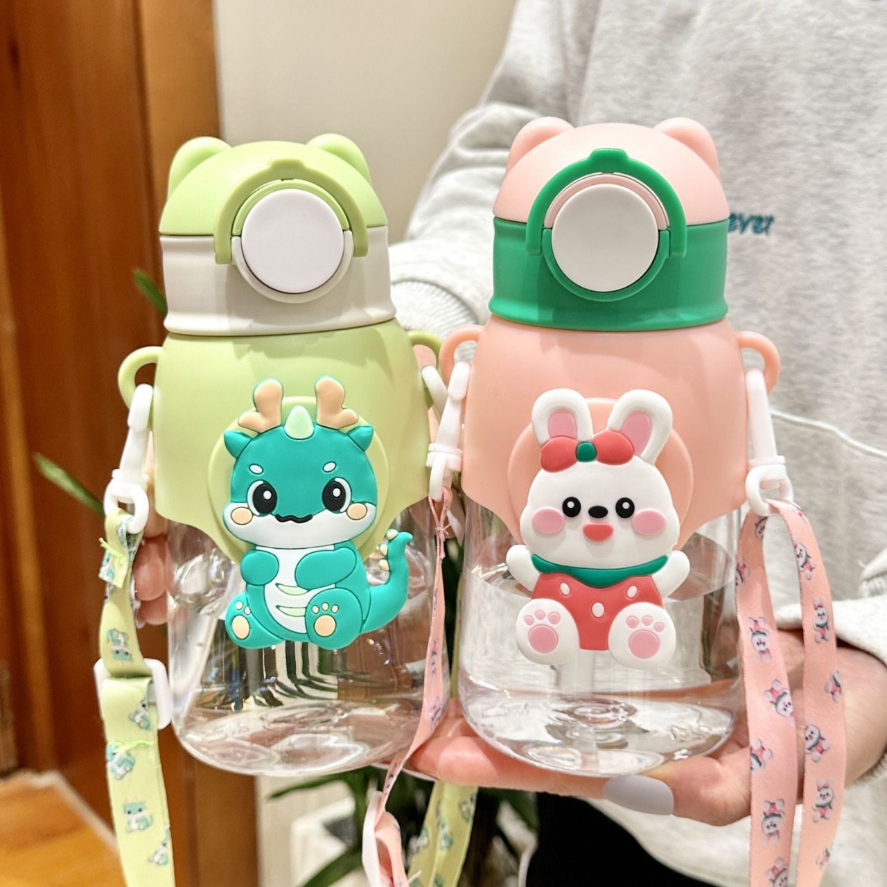 Cute high-temperature resistant and anti-drop water bottle, plastic straw cup, portable children's school special boys' and girls' fun water cup full figure