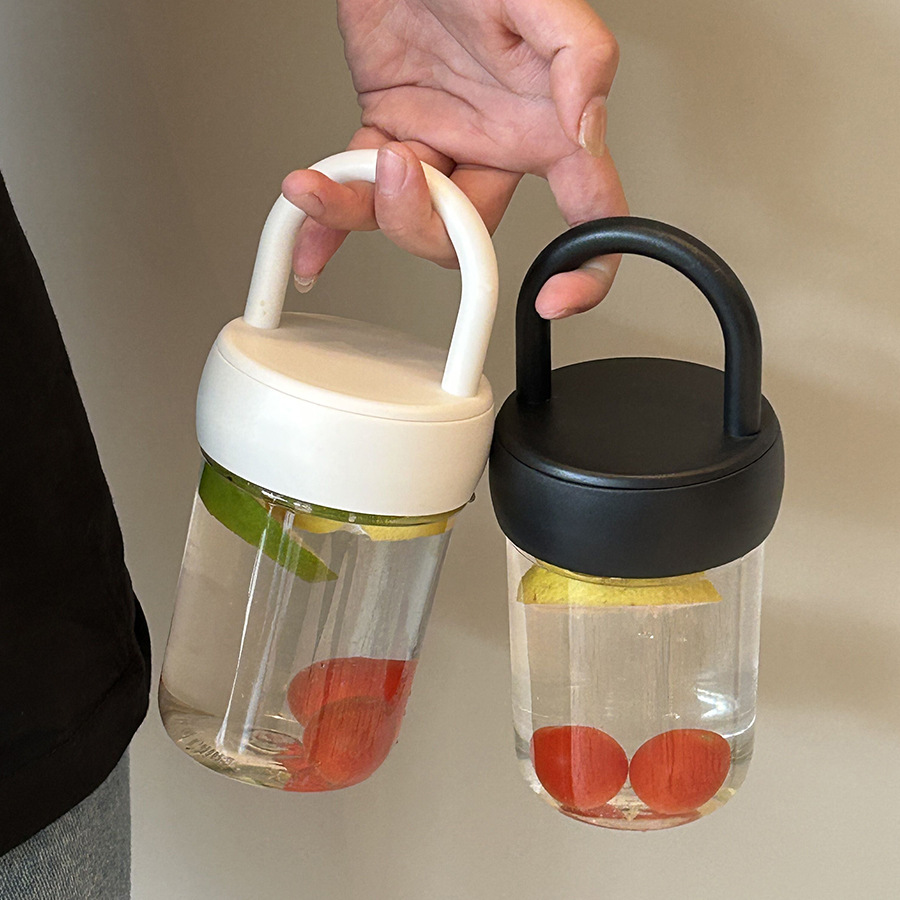 The new plastic water cup for girls' high school students has a high level of appearance. The plastic cup for summer students is simple and portable, and can be carried around. The trend of plastic cups full figure