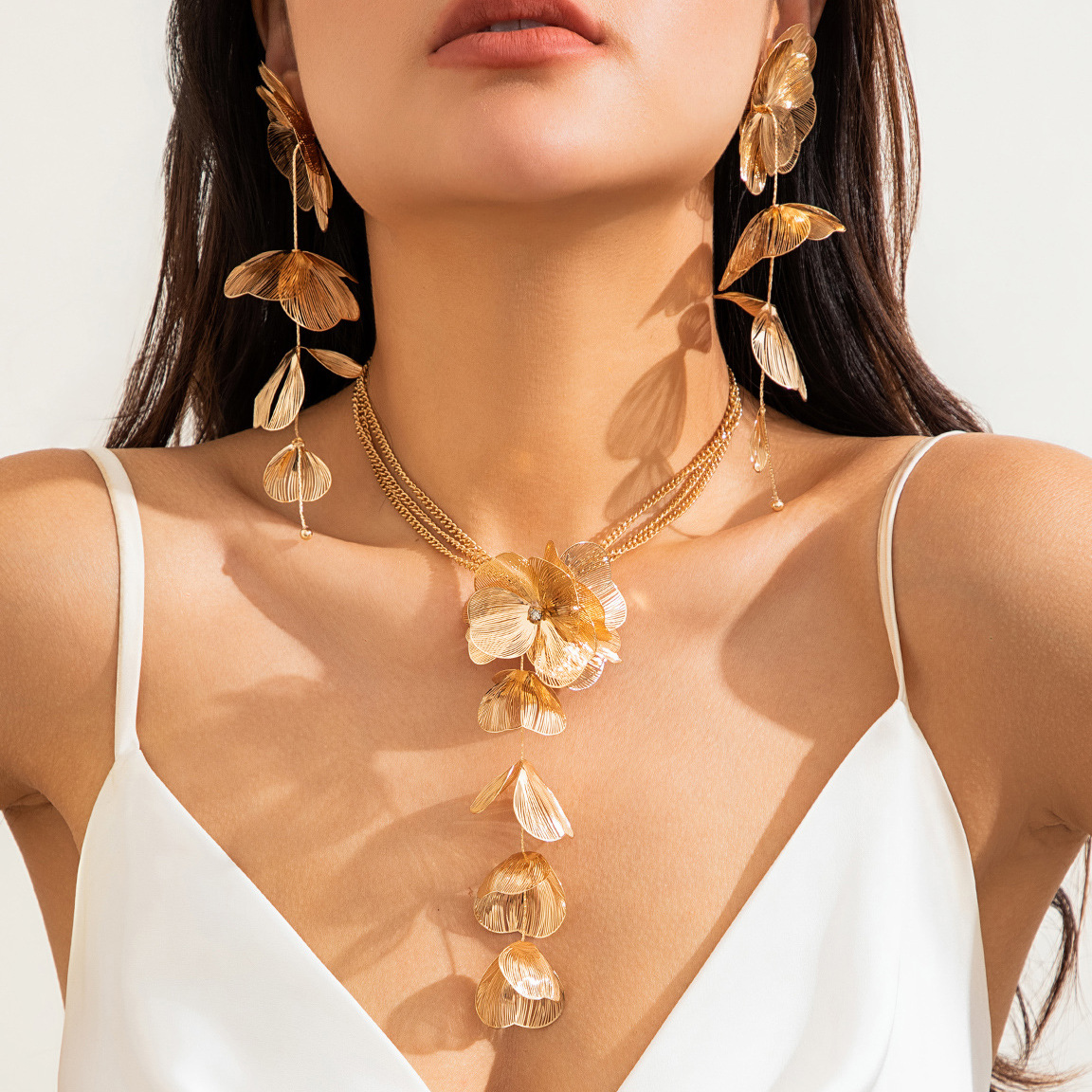European and American cross-border jewelry, sweet and cool design, pull-out ginkgo leaf choker, a niche and versatile tassel flower necklace full figure