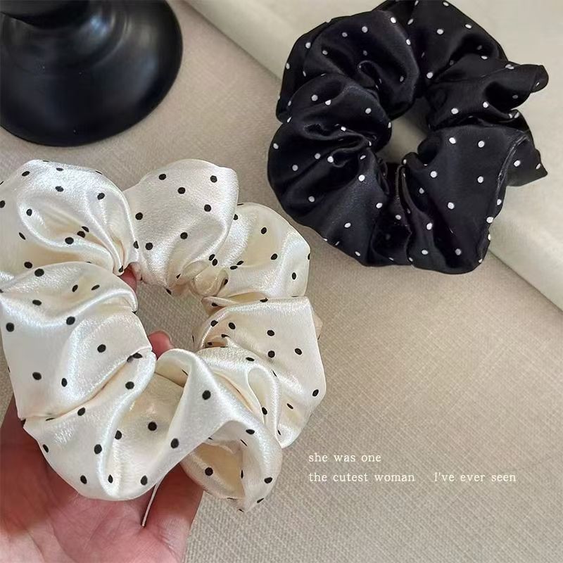 Simple satin polka dot large intestine hair band, gentle retro pleated fabric sausage band, bun hair tie, loose rubber band Application Scenario
