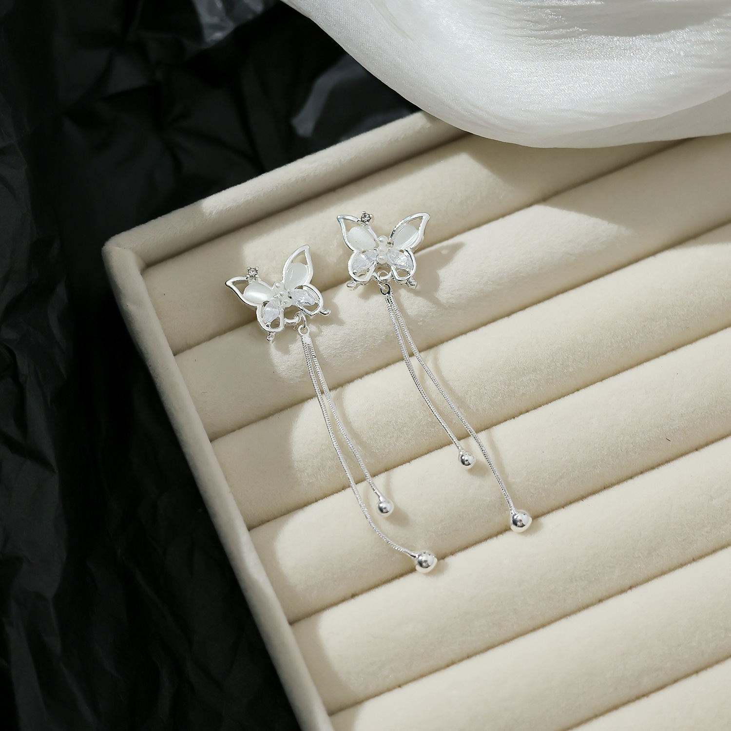 Summer ice crystal bow stud earrings, women's silver needle exquisite zircon ice-transparent earrings, light luxury style, design sense, trendy earrings Application Scenario
