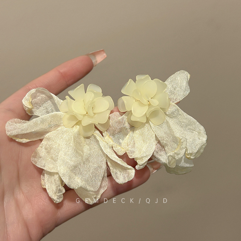Seaside vacation style yellow chiffon flower earrings, super fairy-like, cool and refreshing stud earrings, gentle and elegant, trendy earrings details Picture