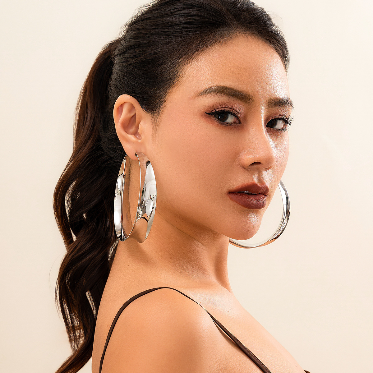 European and American cross-border exaggerated metal large circle earrings, women 's fashion show geometric hollowed-out shiny earrings earrings details Picture