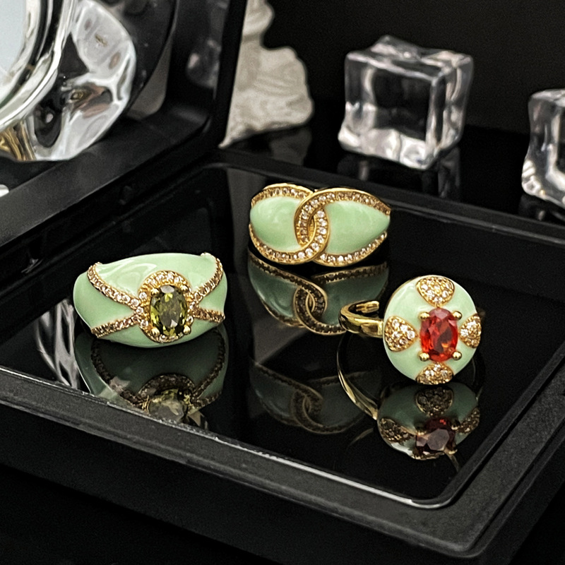 The new Mambo style mint green and gold open-top ring is a fashionable and niche design for women, exuding a sense of high-end luxury and a touch of light elegance Application Scenario