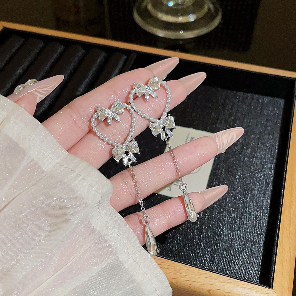 The new Korean-style heart-shaped tassel earrings exude a unique and high-end vibe. They are versatile and elegant, with exquisite bow-shaped teardrop stud earrings Application Scenario